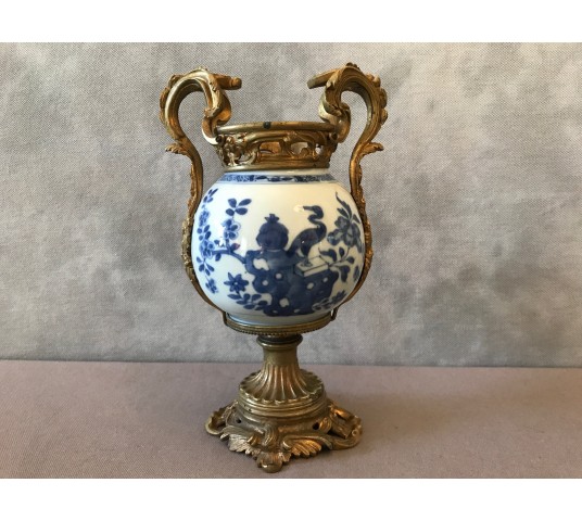 Pot en porcelaine et monture en bronze LXV 19ème