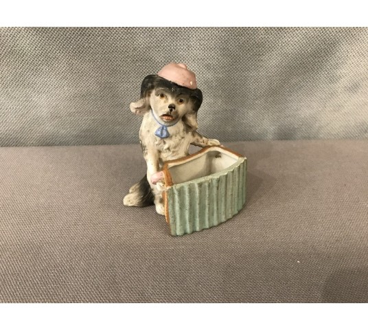 Petit chien en porcelaine au bras armé d’époque 19ème