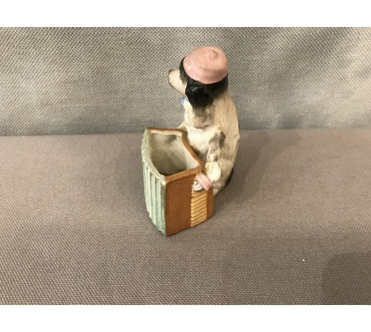 Petit chien en porcelaine au bras armé d’époque 19ème