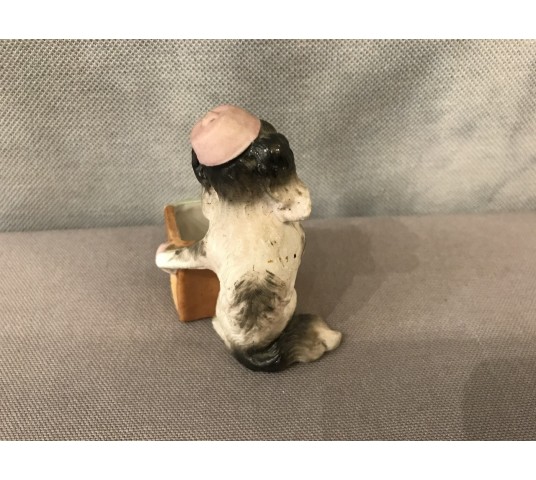 Petit chien en porcelaine au bras armé d’époque 19ème