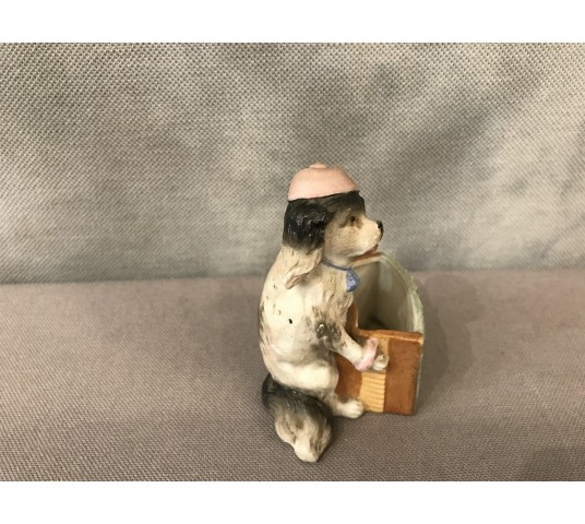 Petit chien en porcelaine au bras armé d’époque 19ème