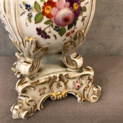 Vase ancien en porcelaine du Vieux Paris d'époque 19ème-siècle