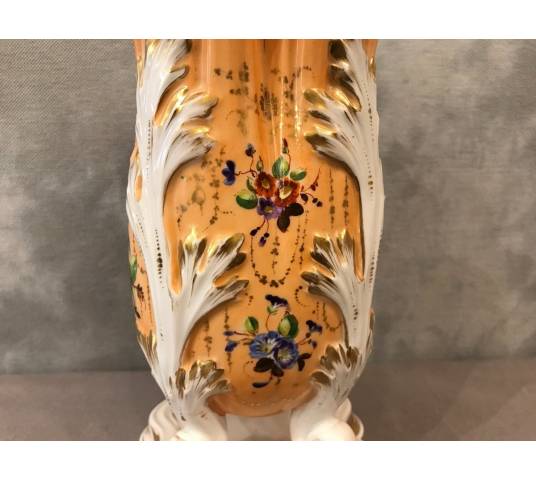 Vase ancien en porcelaine du Vieux Paris d'époque 19ème siècle.
