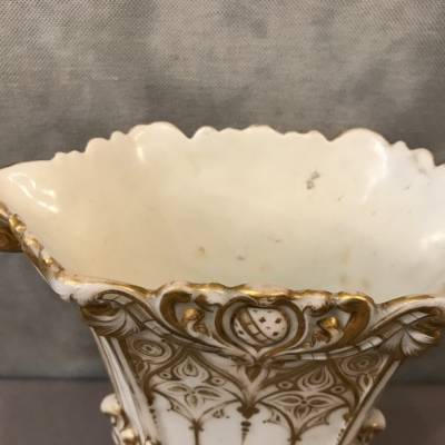 Vase en porcelaine de Vieux Paris blanc et or de epoch 19 ème