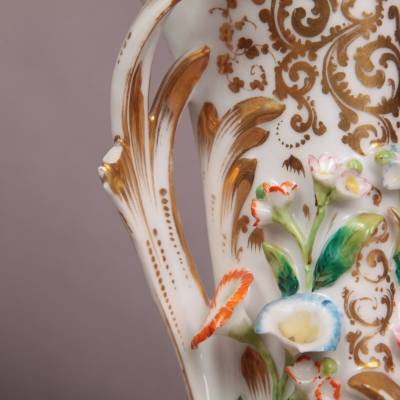 Paire de vases en porcelaine de Vieux Paris d' epoch 19 ème