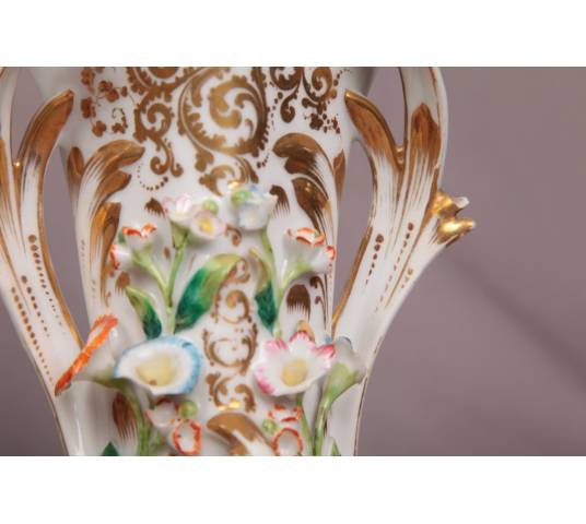 Paire de vases en porcelaine de Vieux Paris d' epoch 19 ème