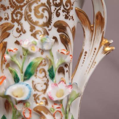 Paire de vases en porcelaine de Vieux Paris d' epoch 19 ème