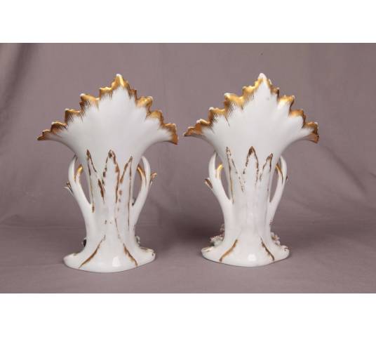 Paire de vases en porcelaine de Vieux Paris d' epoch 19 ème