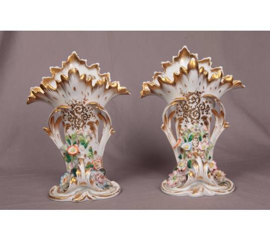 Paire de vases en porcelaine de Vieux Paris d' epoch 19 ème