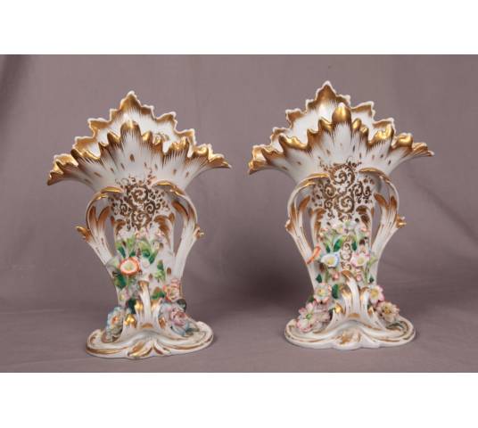 Paire de vases en porcelaine de Vieux Paris d'époque 19 ème