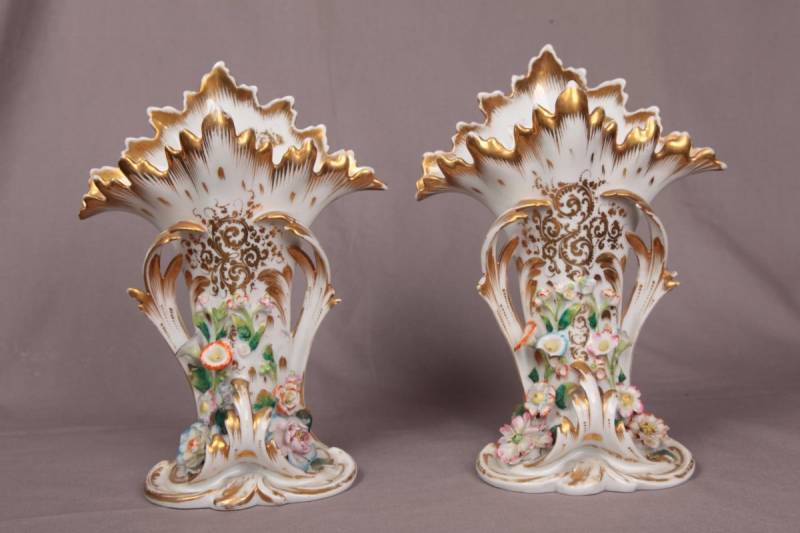 Paire de vases en porcelaine de Vieux Paris d' epoch 19 ème