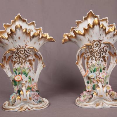 Paire de vases en porcelaine de Vieux Paris d' epoch 19 ème