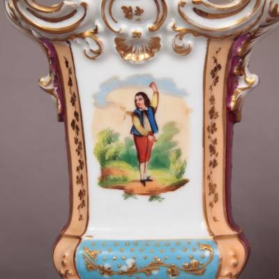 Ravissante paire de vases en porcelaine de Vieux Paris d'époque 19 ème