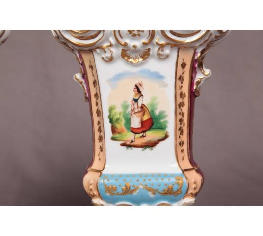 Ravissante paire de vases en porcelaine de Vieux Paris d'époque 19 ème