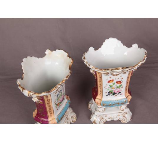Ravissante paire de vases en porcelaine de Vieux Paris d'époque 19 ème