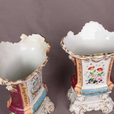 Ravissante paire de vases en porcelaine de Vieux Paris d'époque 19 ème