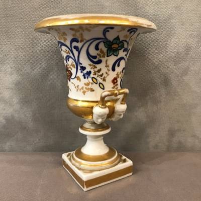 Vase Medicis en porcelaine de Vieux Paris d' epoch 19 ème