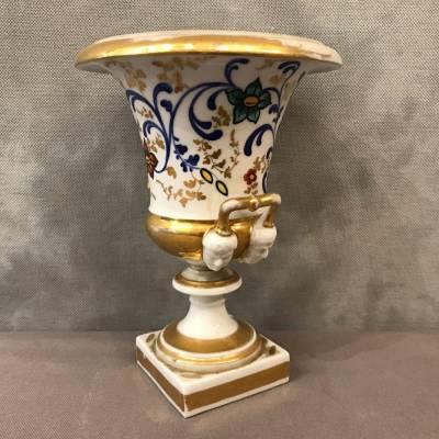 Vase Médicis en porcelaine de Vieux Paris d'époque 19 ème