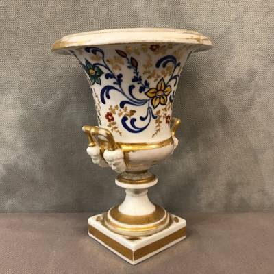 Vase Médicis en porcelaine de Vieux Paris d'époque 19 ème