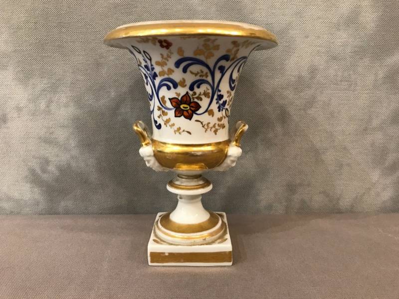 Vase Medicis en porcelaine de Vieux Paris d' epoch 19 ème