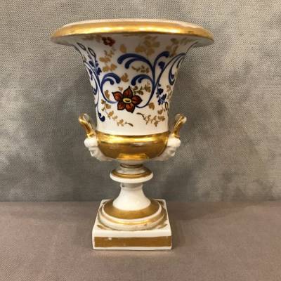 Vase Médicis en porcelaine de Vieux Paris d'époque 19 ème