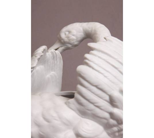 Swan swan in white porcelain of the 19th-century biscuit