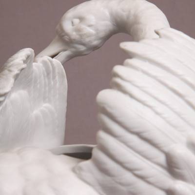 Swan swan in white porcelain of the 19th-century biscuit