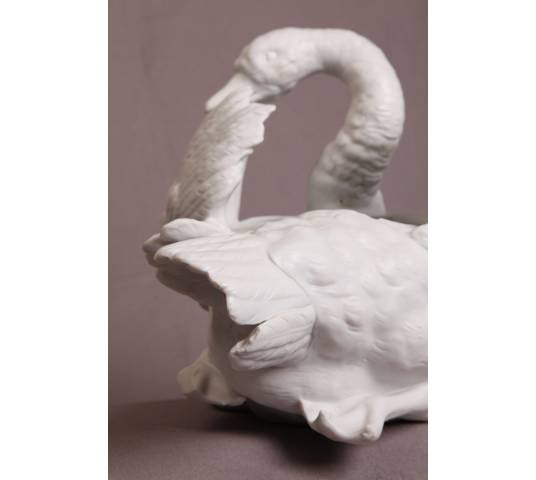 Beau cygne en porcelaine blanche du biscuit  d'époque 19 ème