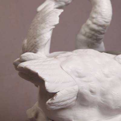 Swan swan in white porcelain of the 19th-century biscuit