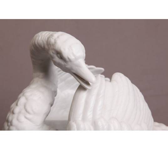 Beau cygne en porcelaine blanche du biscuit  d'époque 19 ème