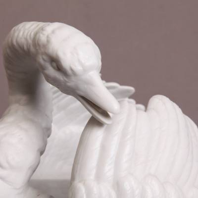 Swan swan in white porcelain of the 19th-century biscuit