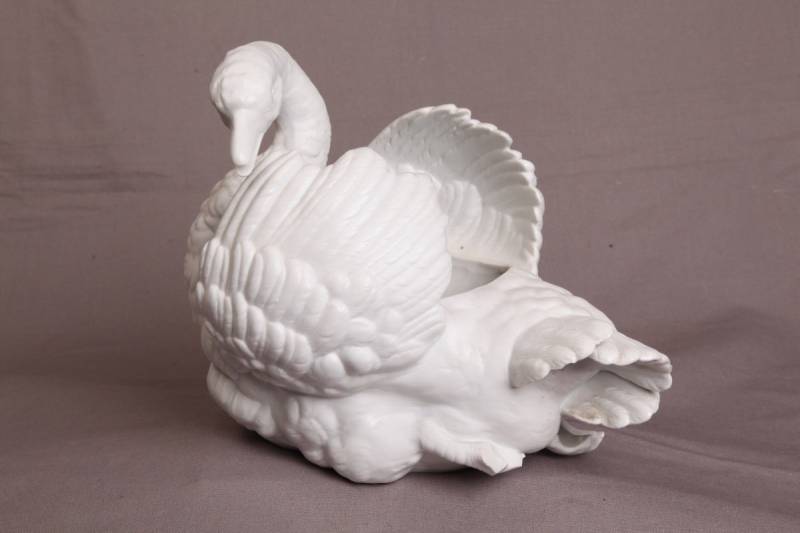 Beau cygne en porcelaine blanche du biscuit  d'époque 19 ème