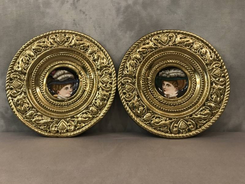 2plates decorative medallions in vintage brass and porcelain