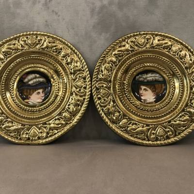 2assiettes médaillons décorative en laiton et en porcelaine d’époque 19ème