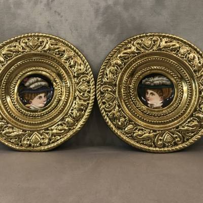 2plates decorative medallions in vintage brass and porcelain