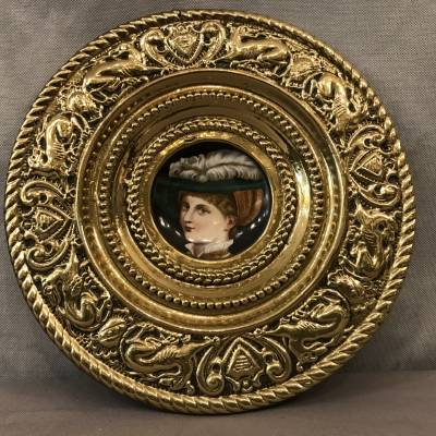 2plates decorative medallions in vintage brass and porcelain