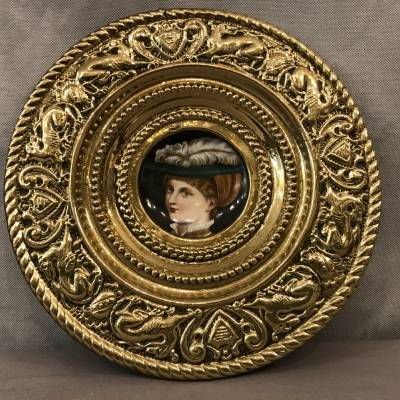 2plates decorative medallions in vintage brass and porcelain