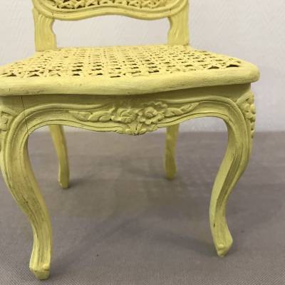 Chaise miniature de style Louis XV peinte en jaune