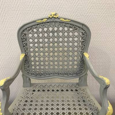 Petit fauteuil miniature canné de style Louis XV