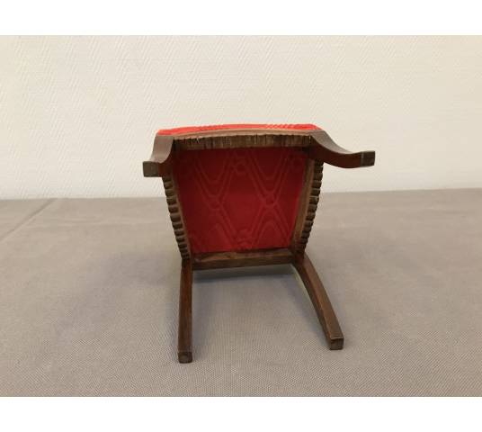 Small style mahogan/mahoganized chair