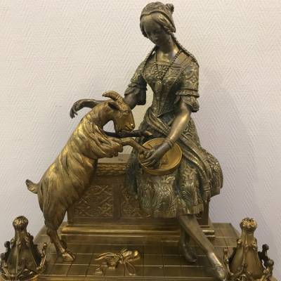 pendule en bronze et marbre au décor d'esmeralda et la chèvre d'époque 19 ème