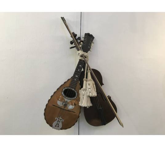 Trophée de musique décor d’un violon et d’une mandoline d’époque 19 ème