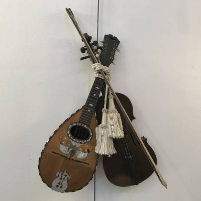 Trophée de musique décor d' un violon et d' une mandolin d' époque 19 ème