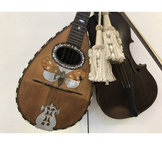 Trophée de musique décor d' un violon et d' une mandolin d' époque 19 ème