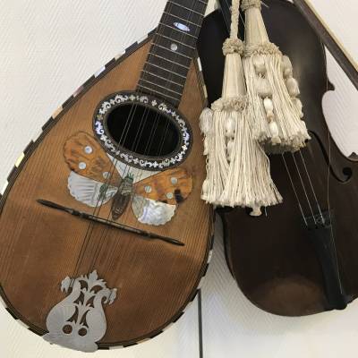 Trophée de musique décor d' un violon et d' une mandolin d' époque 19 ème