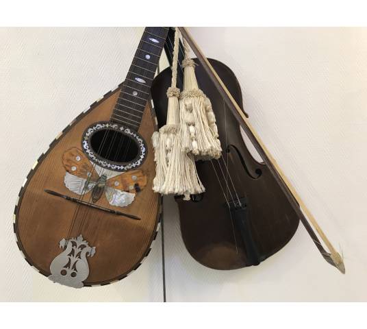 Trophée de musique décor d' un violon et d' une mandolin d' époque 19 ème