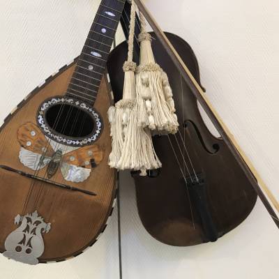 Trophée de musique décor d' un violon et d' une mandolin d' époque 19 ème