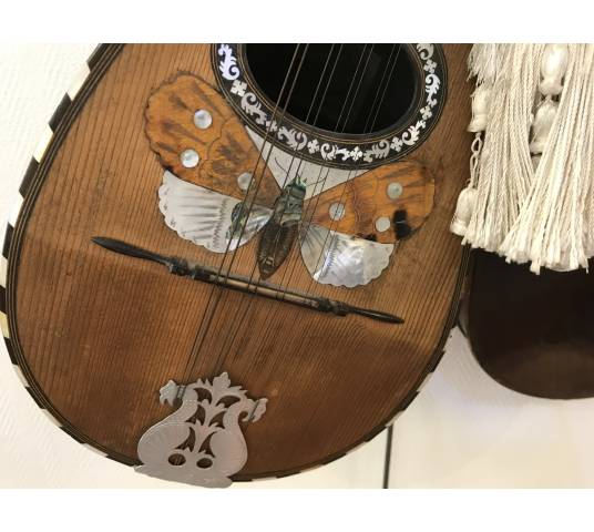 Trophée de musique décor d' un violon et d' une mandolin d' époque 19 ème