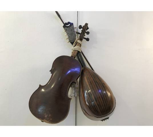 Trophée de musique décor d' un violon et d' une mandolin d' époque 19 ème