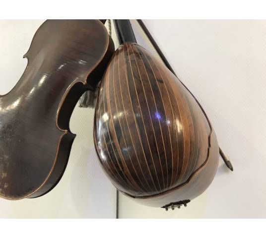 Trophée de musique décor d' un violon et d' une mandolin d' époque 19 ème